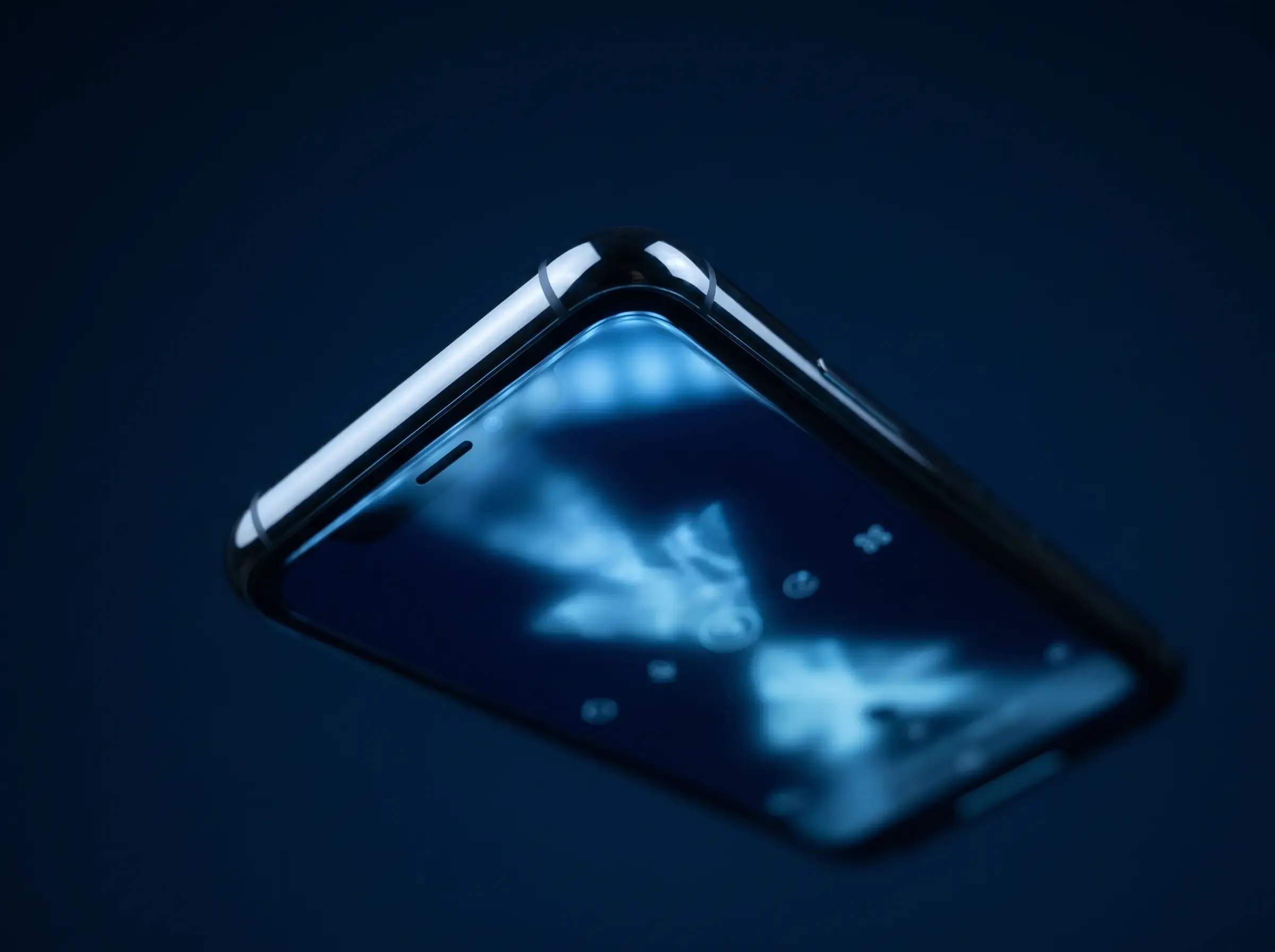 Detalhe macro de um smartphone com reflexos azuis