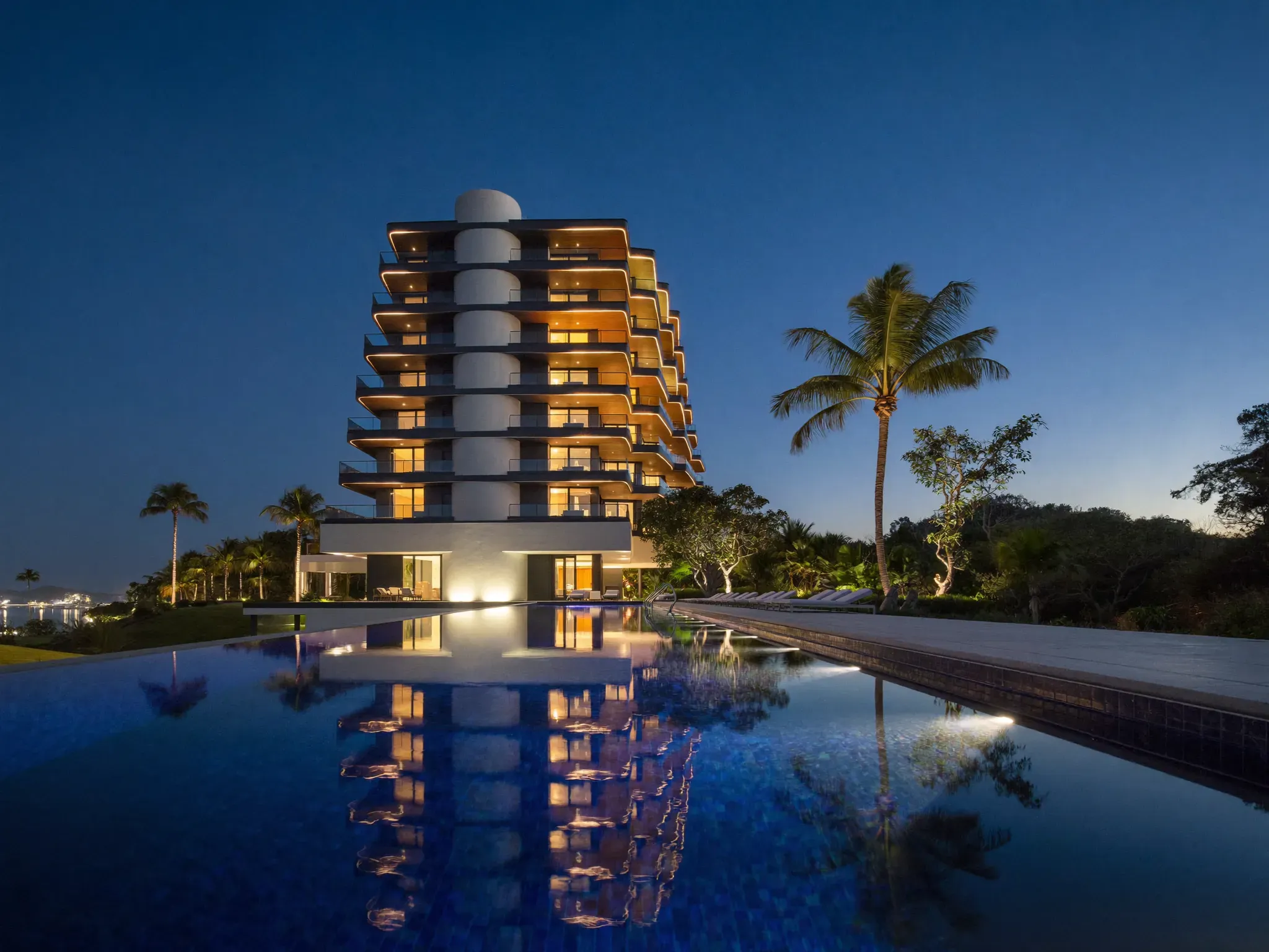 Condomínio residencial com piscina ao entardecer